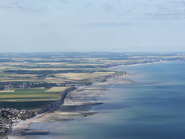 Vue aérienne de la Côte d’Albâtre depuis un ULM, falaises de craie et littoral normand en Seine-Maritime près de Dieppe